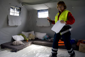 La psicologa Maria Teresa Fenoglio nella tenda adibita a spazio gioco per i bambini, campo di Barisciano